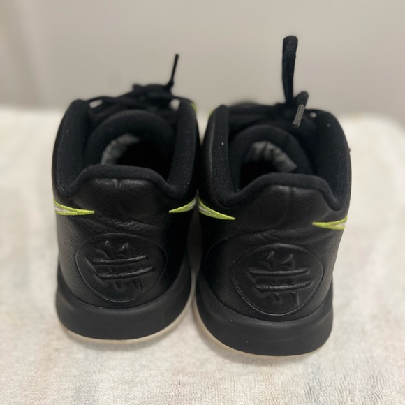 Nike Kyrie Flytrap Basketball Sneaker- Size 5.5 Youth - Picture 2 of 8